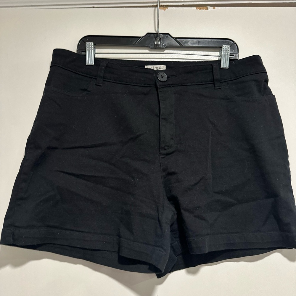 LEE Women’s Sz: 16M Just Below The Waist Black Flat Front Shorts. Slash Pockets.
